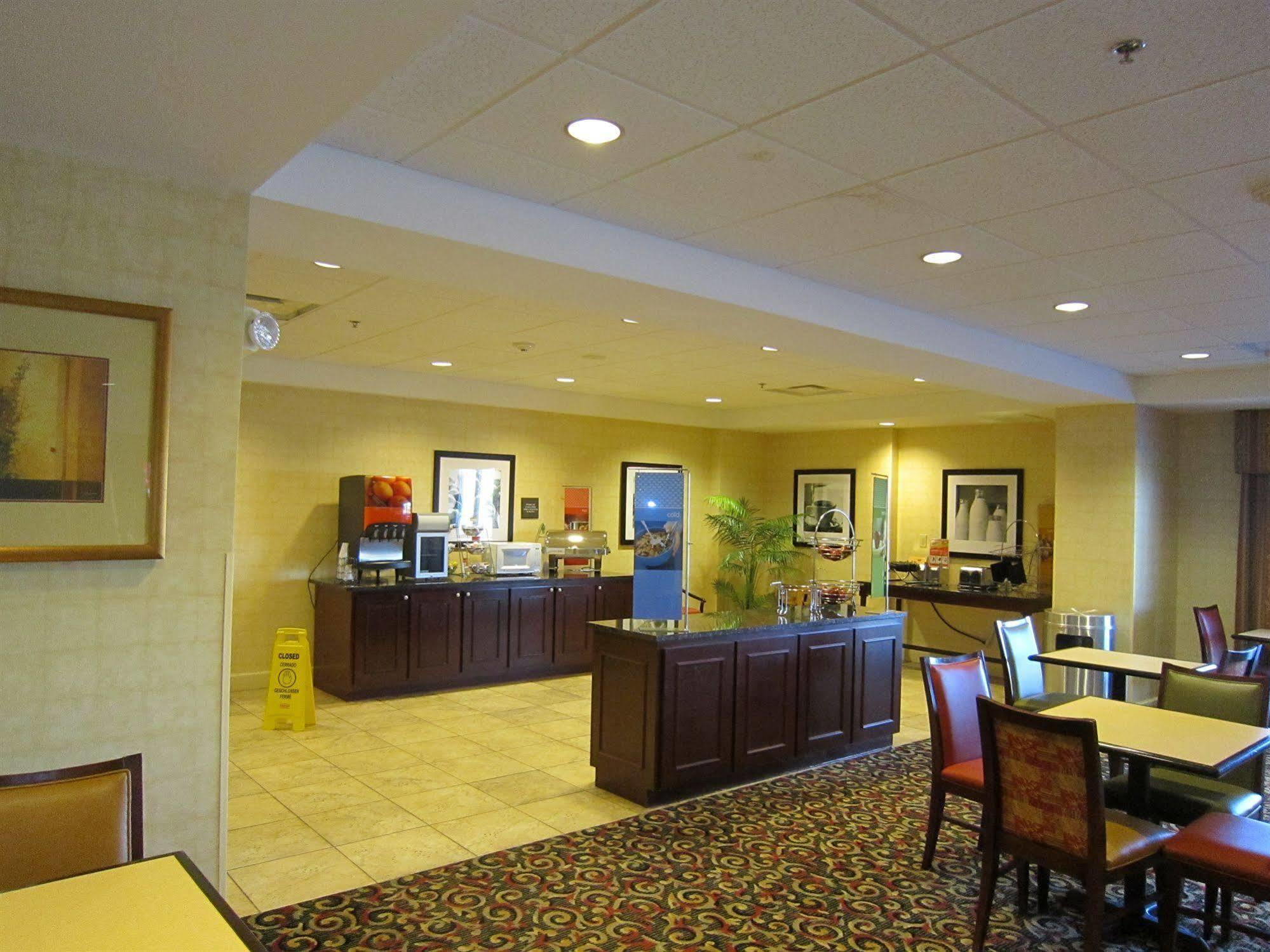 Hampton Inn Fayetteville Ngoại thất bức ảnh